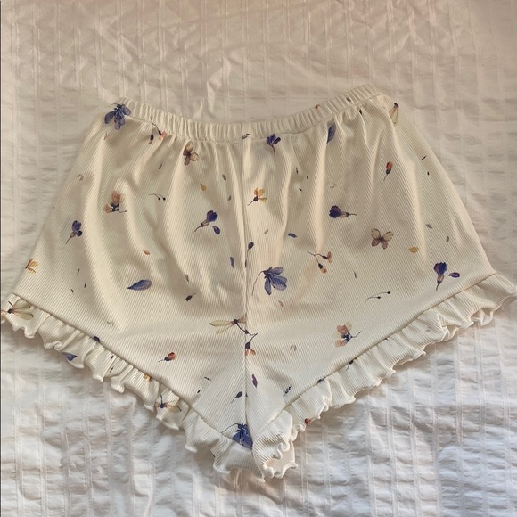 Floral Ruffle Hem Shorts - Picture 2 of 3